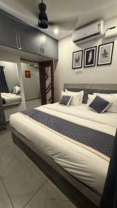 a large bed in a room with a large bed sidx sidx sidx at KRS PARADISE premium suite room in Tiruvannāmalai