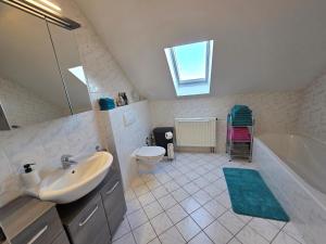 ein Badezimmer mit Waschbecken, Badewanne und Toilette in der Unterkunft Lampl Haus in Steindorf + 23 Fotos