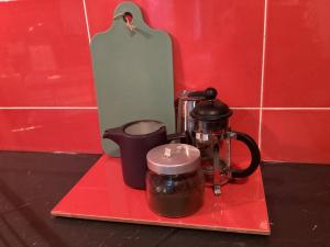 a red tray with a coffee maker and a tea kettle at Maisonnette Nantes in Nantes