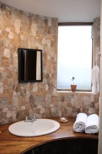 a bathroom with a sink and a mirror at Terra Alta Lodge in Yanque