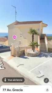a house with a palm tree in front of it at Peniscola Bella in Peniscola