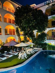 สระว่ายน้ำที่อยู่ใกล้ ๆ หรือใน Hotel Delfin