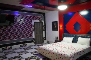 a bedroom with a bed with a red and blue wall at Zions Apartments in Elephant Island