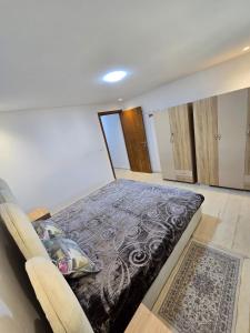 a bedroom with a bed in a room at Appartement Jasmin in Gabès