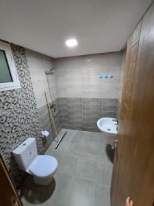 a bathroom with a toilet and a sink at Appartement Jasmin in Gabès