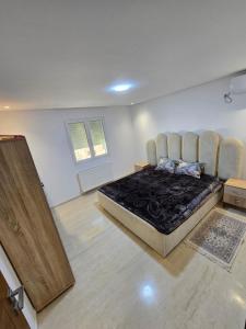 a bedroom with a large bed in a room at Appartement Jasmin in Gabès