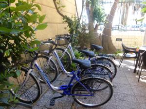 Un par de bicicletas estacionadas una al lado de la otra. en Hotel Lido, en Varazze