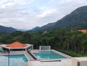 a view of a swimming pool with mountains in the background at Tangará real 204 in Apulo