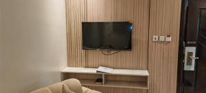 a television on a wall in a room at السناء للشقق المخدومة Alsanaa in Jeddah