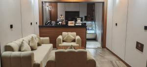 a living room with a couch and chairs and a bar at السناء للشقق المخدومة Alsanaa in Jeddah
