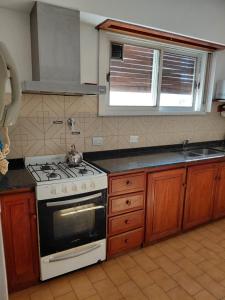 a kitchen with a stove and a sink at Danny ap - Amplio y cómodo - 18 min Aeropuerto - Zona de Restos - Parking in Monte Grande