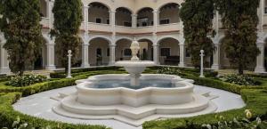 a fountain in the courtyard of a building at Hotel Royal Spa in Zimapán