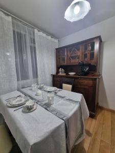 a dining room with a table with a white table cloth at Apartament Centrum Zgorzelec in Zgorzelec