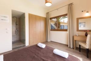 a bathroom with a shower and two towels on the floor at Hawaii Accommodation Pelekas in Pelekas +98 photos