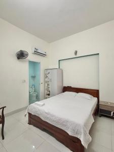 a bedroom with a large bed in a room at Nhà Minh Anh in Vung Tau