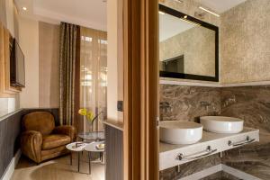 bagno con 2 lavandini e specchio di Hotel Royal Court a Roma