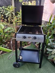 a grill with a laptop on top of it at Mini Regugio in Chillán