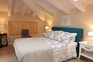 サンタンブロージョ・ディ・ヴァルポリチェッラにあるDimora Valpolicellaのベッドルーム1室(ベッド1台、テーブル、椅子付)