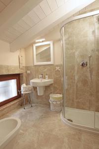 La salle de bains est pourvue d'un lavabo, de toilettes et d'une douche. dans l'établissement Dimora Valpolicella, à SantʼAmbrogio di Valpolicella