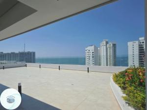 a large patio with a view of the city at Apartamento en el Rodadero, a pocos metros de la playa in Gaira