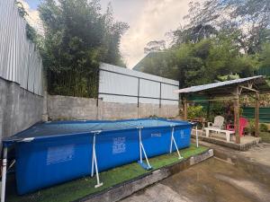 a blue ping pong table in a yard at Cloudrest Marilog in Kayagan
