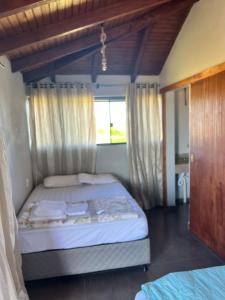 a bedroom with a bed and a window at Pousada Bonetti Quarto 4 in Santa Rosa