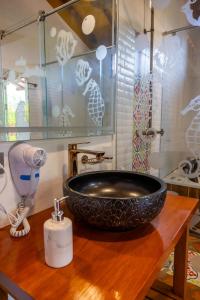 a bathroom with a black bowl sink on a wooden counter at Cabañas Campestres El Vaticano in Barichara