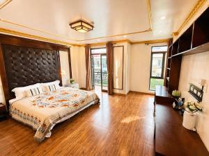 a large bedroom with a large bed and wooden floors at Giang Ninh Hotel - Korean Town Bac Ninh in Bồ Sơn