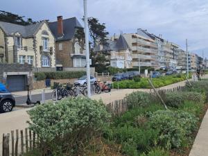 a street with houses and bikes parked in a parking lot at STUDIO COSY PROCHE PLAGE, tout à pied in Pornichet