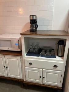 a kitchen cabinet with a counter top with a counter top at Casa Goiaba in Piçarras +4 photos