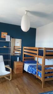 1 Schlafzimmer mit 2 Etagenbetten und einem Stuhl in der Unterkunft B&B Ariadamare in Sanremo