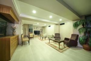 - un salon avec une table et des chaises dans l'établissement Asya Hotel, à Balıkesir