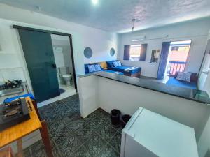 a room with a kitchen and a living room at Pousada Mar de Itacaré in Itacaré