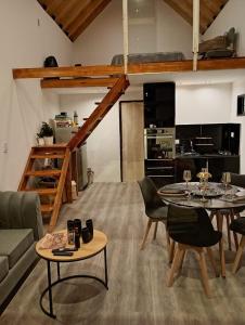 a living room with a table and chairs and a kitchen at Casa Malbec en Los Molles in Las Lenas
