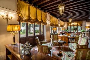 A seating area at Villa Franceschi Hotel & Resort