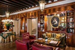 A seating area at Villa Franceschi Hotel & Resort