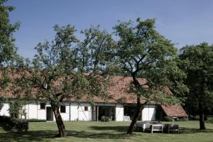 ein weißes Haus mit Bäumen davor in der Unterkunft Moka & Vanille in Heusden - Zolder
