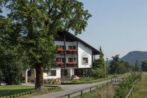 法克湖Appartements Käthe的白色的建筑,阳台上有红色的鲜花