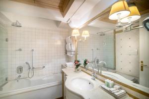 A bathroom at Villa Franceschi Hotel & Resort