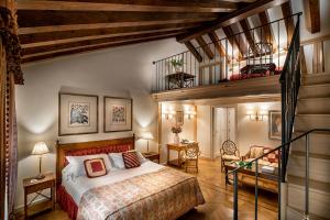 A bed or beds in a room at Villa Franceschi Hotel & Resort