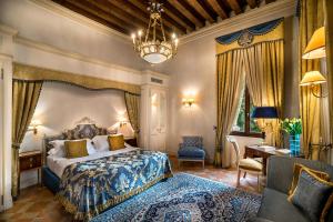 A bed or beds in a room at Villa Franceschi Hotel & Resort