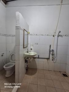a bathroom with a sink and a toilet at Lương Y Trần Thúy Liên in Bảo Lộc +20 photos