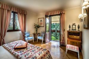 A bed or beds in a room at Villa Franceschi Hotel & Resort