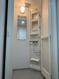 eine ebenerdige Dusche in einem kleinen Badezimmer in der Unterkunft TomoHouse in Kutchan + 8 Fotos