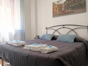 a bedroom with a bed with towels on it at Cattaneo 19 Apartment in Verona