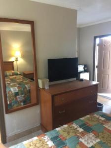 TV a/nebo společenská místnost v ubytování Campbell Motel