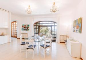 a kitchen and dining room with a glass table and chairs at Villa Marecoco in Forio d'Ischia