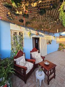 a patio with two chairs and a table at Pearl studio avec terrasse in Larache