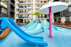 a playground in a swimming pool with a slide at Mamaia-NordCom Apartamente Exclusiviste S Resort 1 CBN la plaja Azimuth in Mamaia Sat/Năvodari