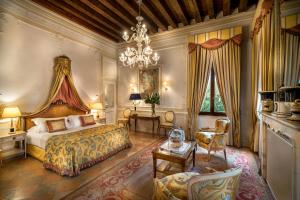 A bed or beds in a room at Villa Franceschi Hotel & Resort